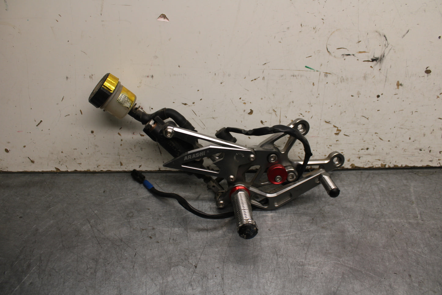 07-08 YAMAHA YZF R1 RIGHT REARSET REAR SET DRIVER FOOT PEG REST STOP BB724