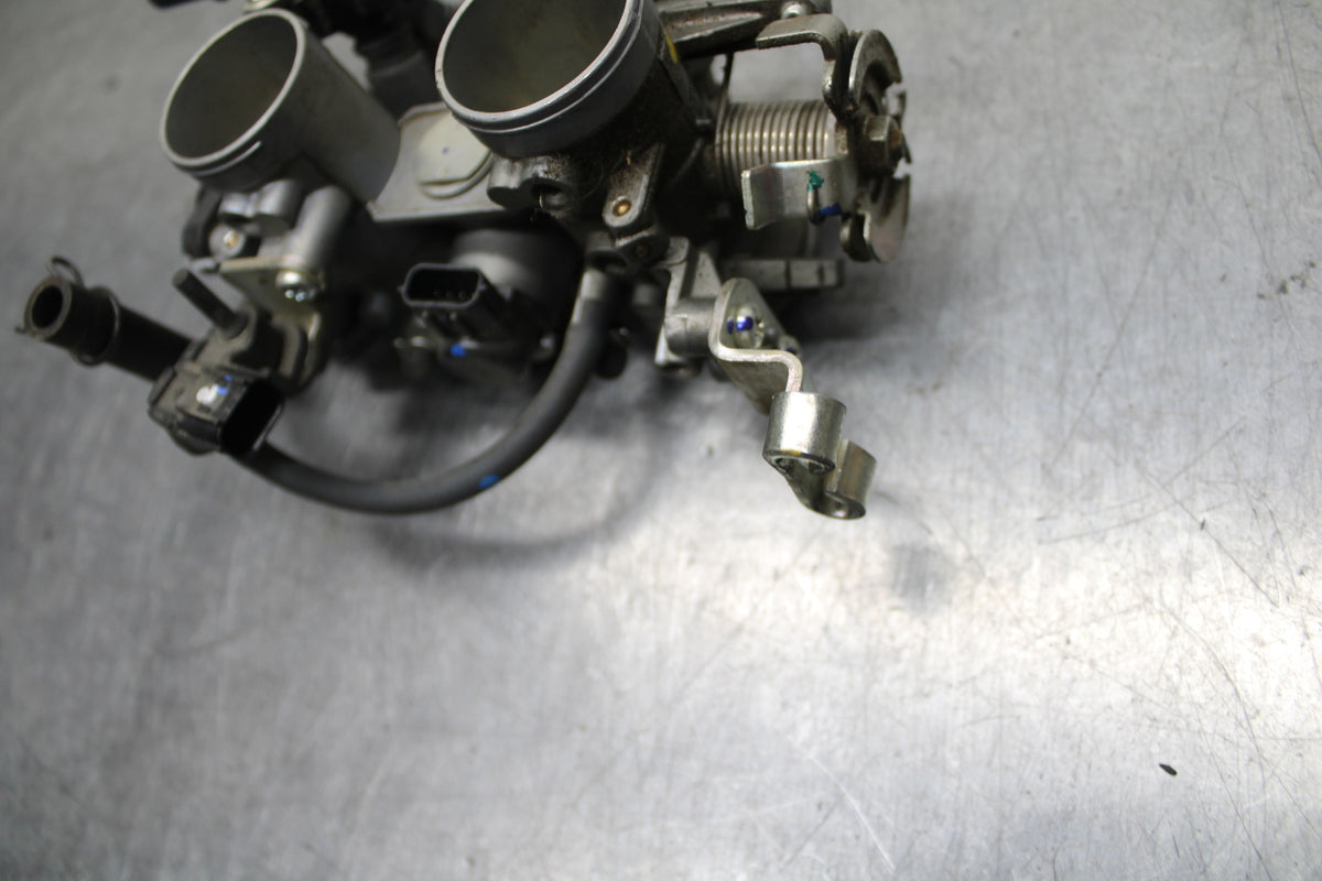 24 KAWASAKI NINJA 500 ABS MAIN FUEL INJECTORS / THROTTLE BODIES BB744