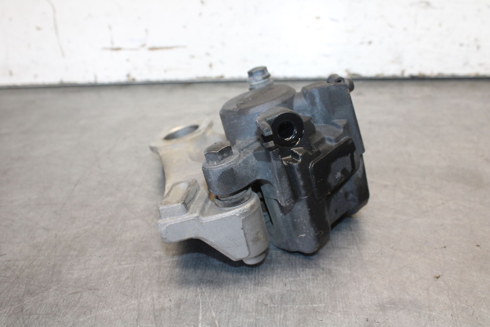 09-14 YAMAHA YZF R1 REAR BACK BRAKE CALIPER W MOUNT BRACKET BB696