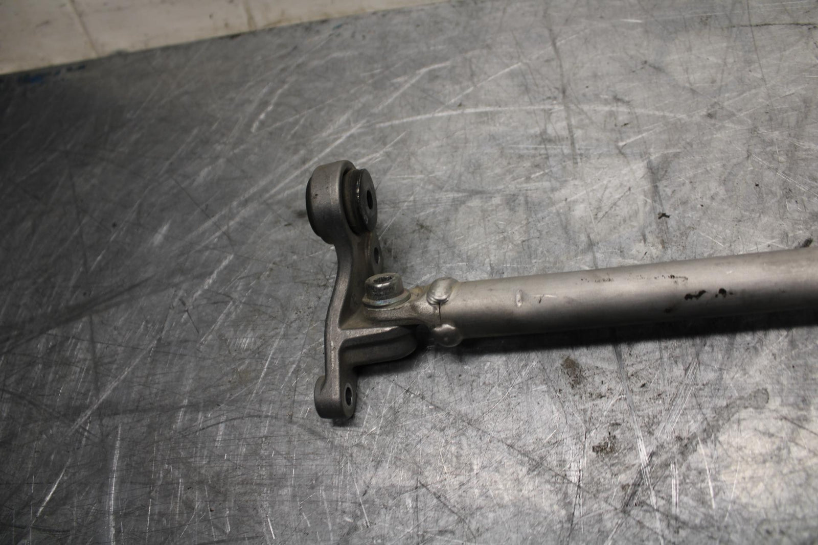 18 YAMAHA YZF R1  FRONT GAS TANK BRACKET MOUNT BB473