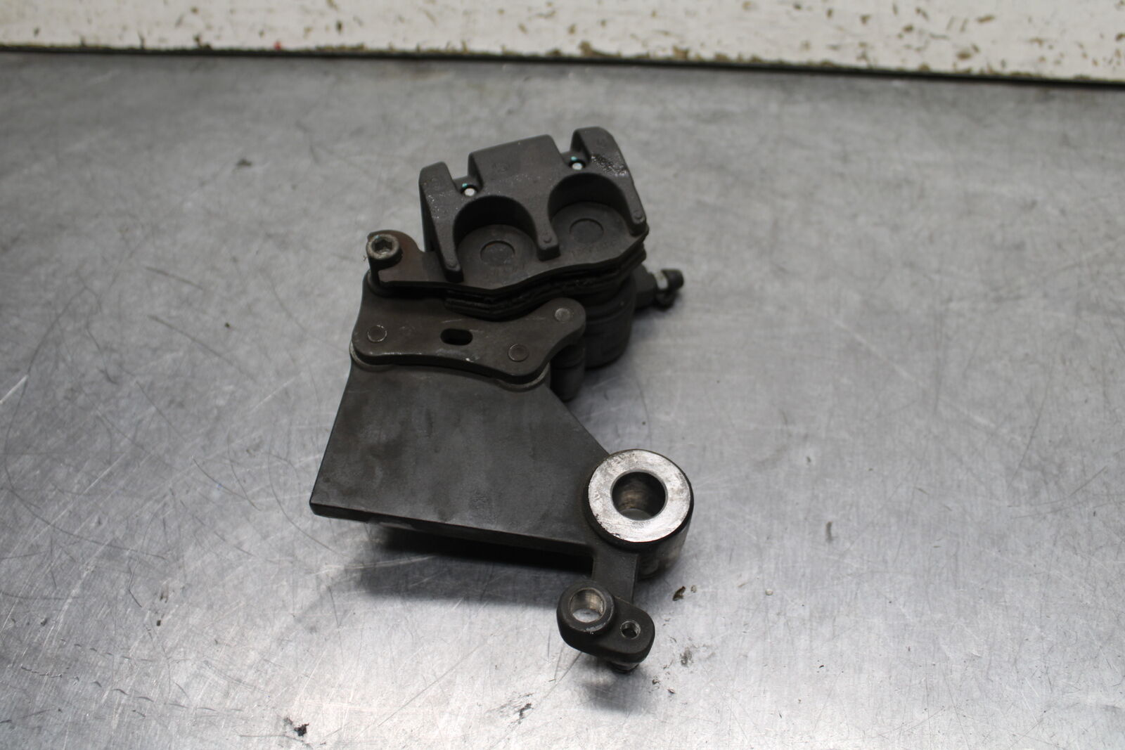 19-22 KAWASAKI Z400 REAR BACK BRAKE CALIPER W MOUNT BRACKET BB738
