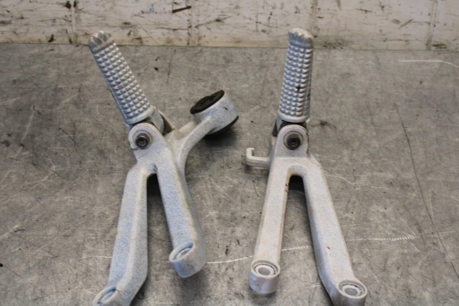 1998 Yamaha YZF R1 RIGHT LEFT REARSETS REAR SET DRIVER FOOT PEGS  BB53