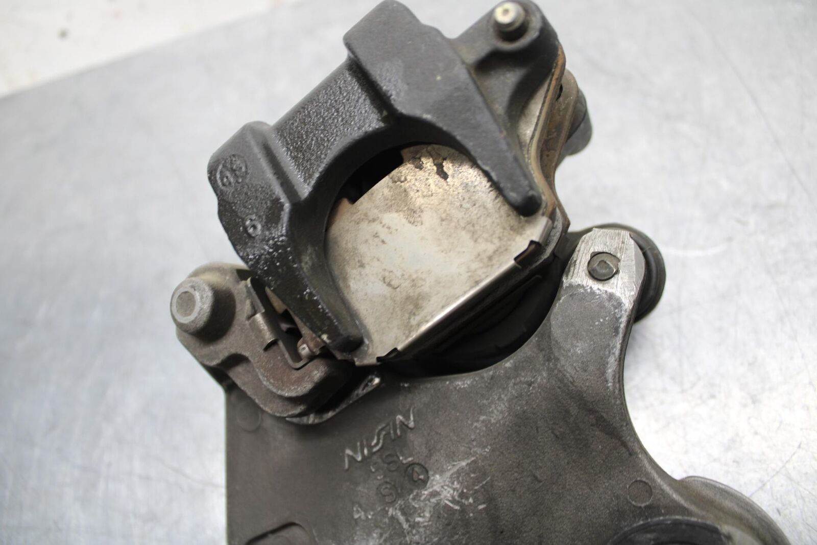 05 YAMAHA YZF R6S REAR BACK BRAKE CALIPER W MOUNT BRACKET BB600