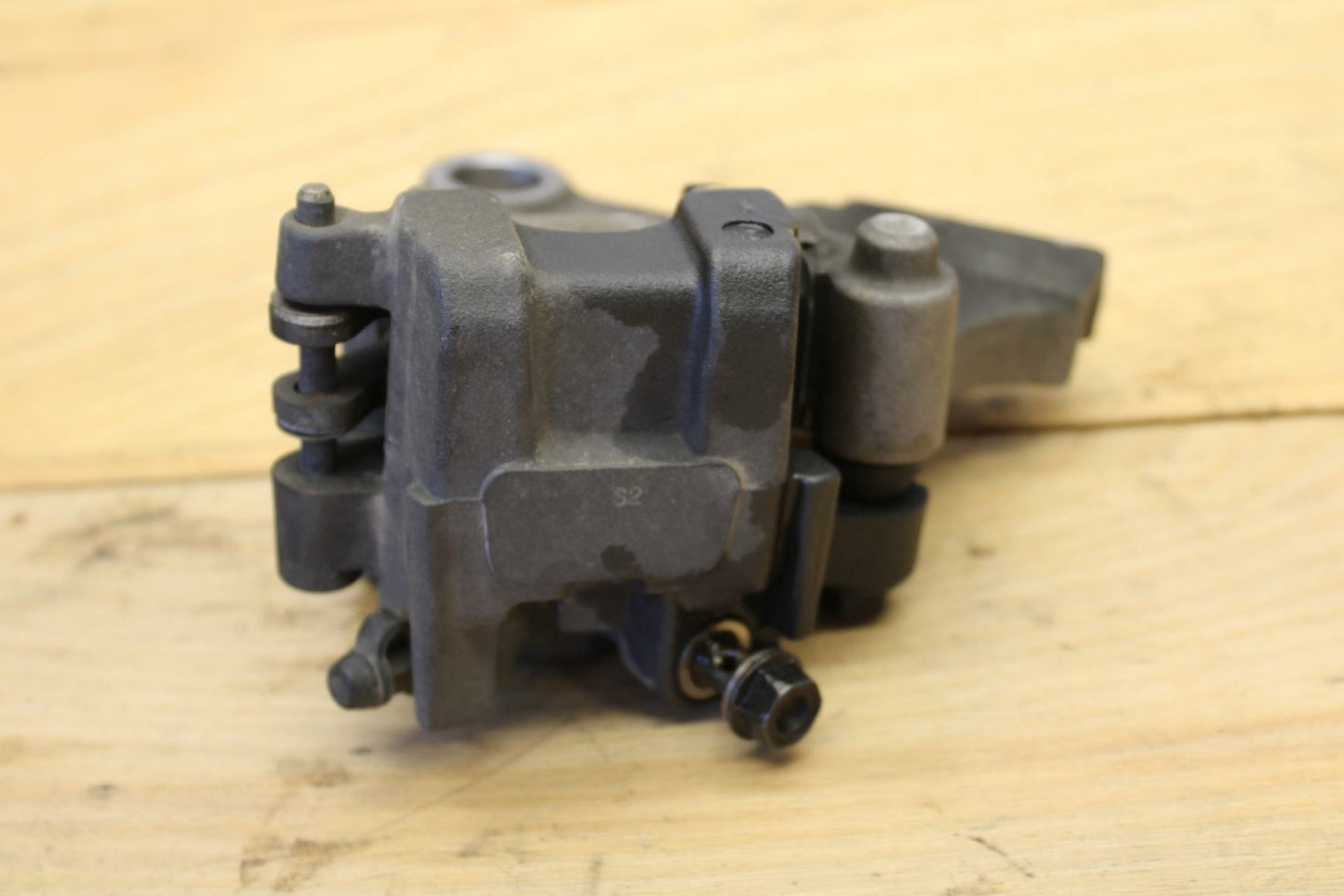 01-06 HONDA CBR600F4I REAR BACK BRAKE CALIPER W MOUNT BRACKET BB314