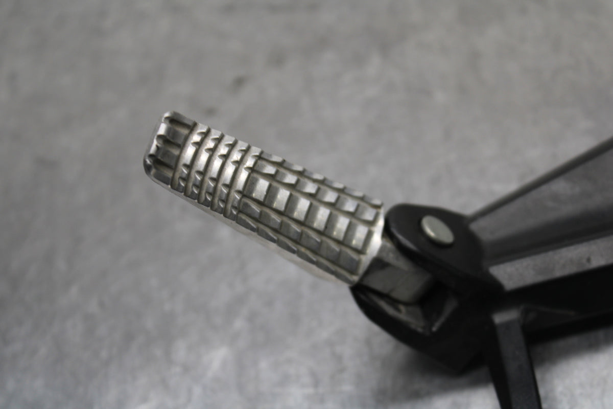 11-17 SUZUKI GSXR600 RIGHT REAR BACK PASSENGER PEG BB132