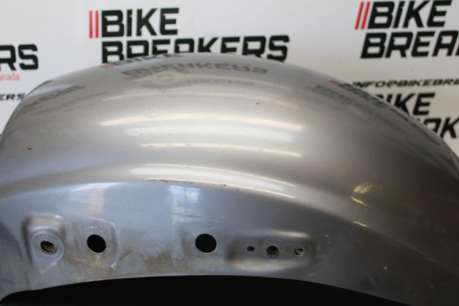 05 TRIUMPH ROCKET III REAR BACK WHEEL FENDER MUD GUARD BB186