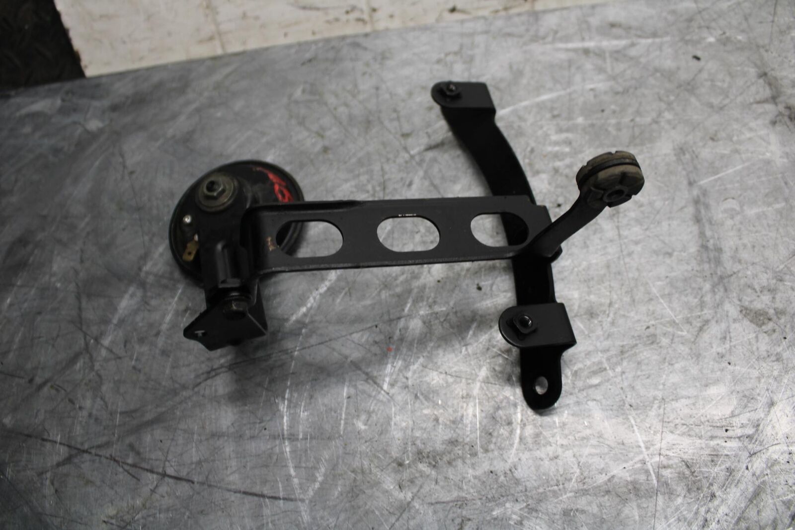 2007 Suzuki GSXR1000 OIL COOLER MOUNTING BRACKET MOUNT SUPPORT BB44