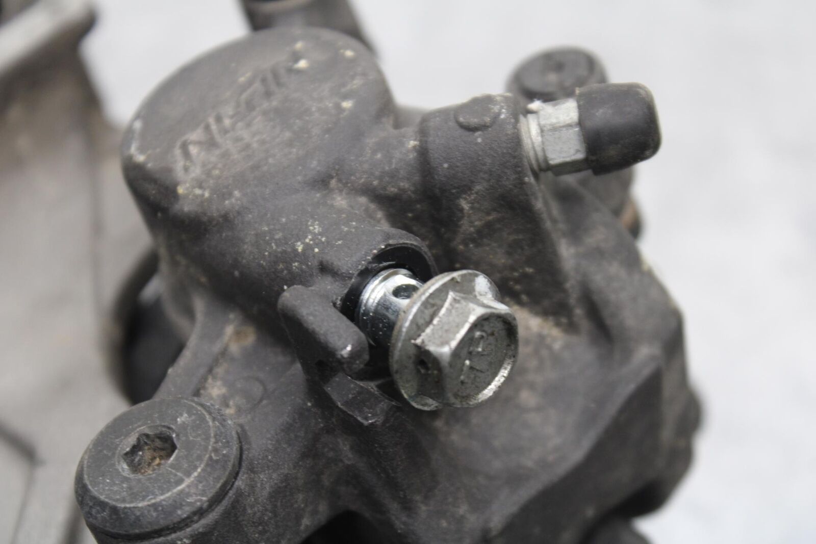 2011 Suzuki GSXR600 REAR BACK BRAKE CALIPER W MOUNT BRACKET 69100-47H10-999 BB94