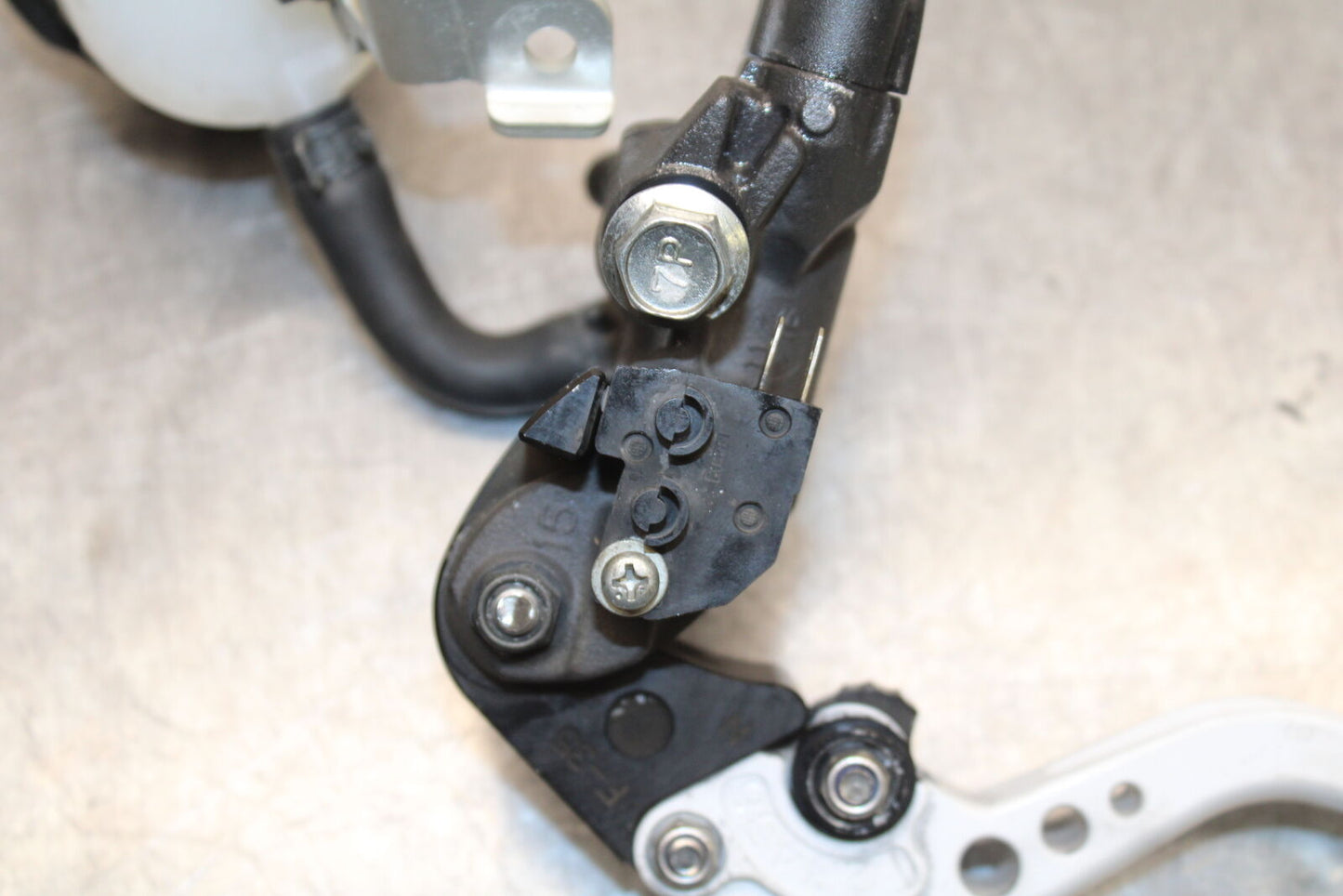 08-09 SUZUKI GSXR600 FRONT BRAKE MASTER CYLINDER w/ LEVER BB728