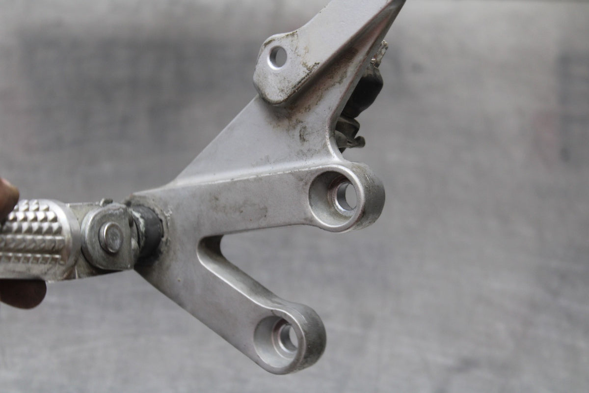 00 SUZUKI GSXR750 RIGHT REARSET REAR SET DRIVER FOOT PEG BRACKET MOUNT BB820