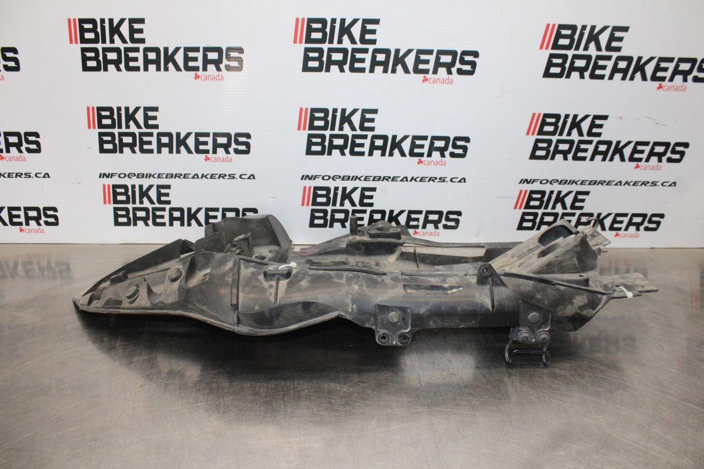 07-08 KAWASAKI NINJA ZX6R REAR BACK TAIL UNDERTAIL BATTERY TRAY PLASTIC BB203