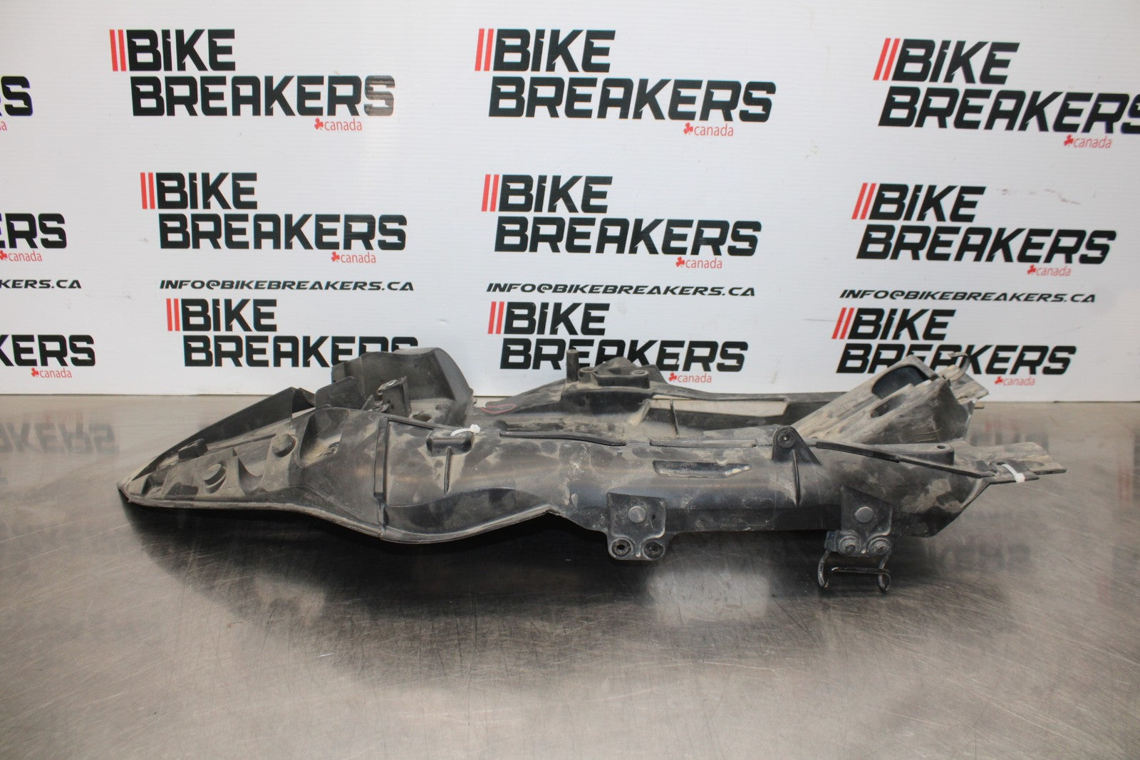 07-08 KAWASAKI NINJA ZX6R REAR BACK TAIL UNDERTAIL BATTERY TRAY PLASTIC BB203
