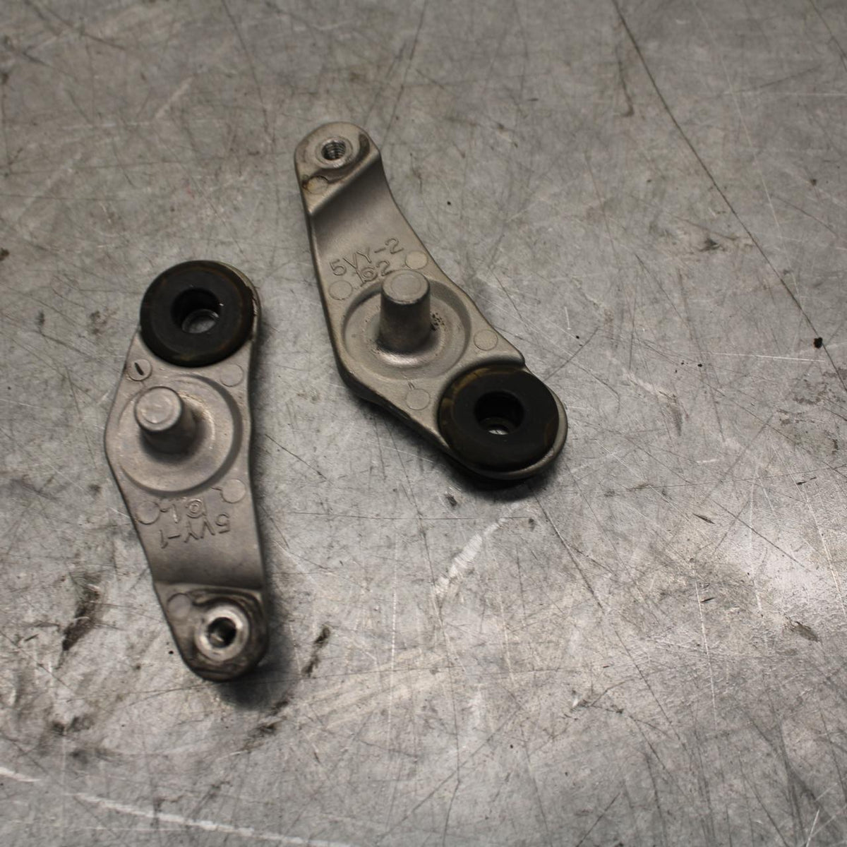 2007 Yamaha YZF R6 FRONT GAS TANK BRACKET MOUNT BB525