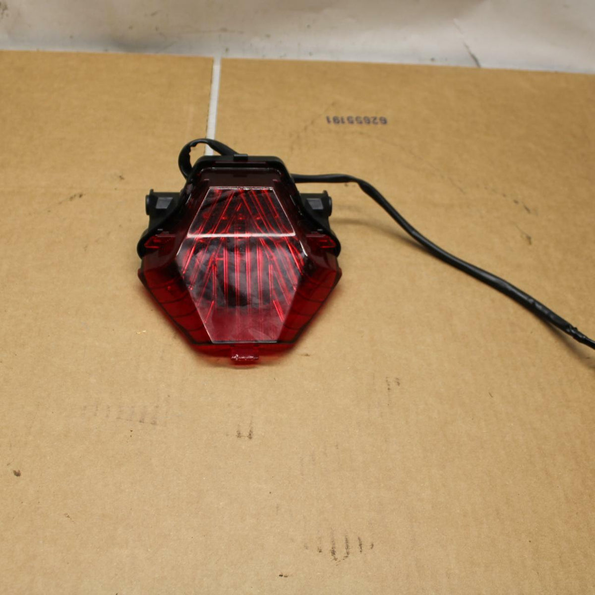 19-21 YAMAHA YZF R3 REAR TAIL TAILLIGHT BACK BRAKE LIGHT BB378