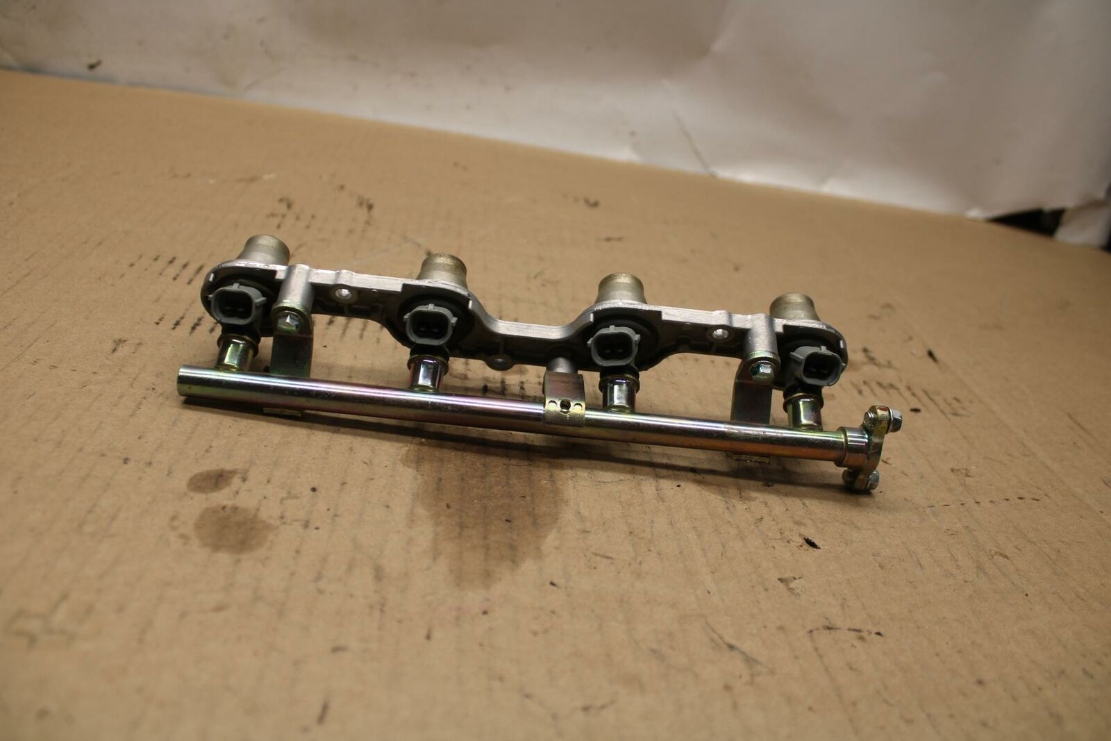 05-06 HONDA CBR600RR SECONDARY FUEL INJECTORS TOP AIRBOX GAS RAIL BB307b