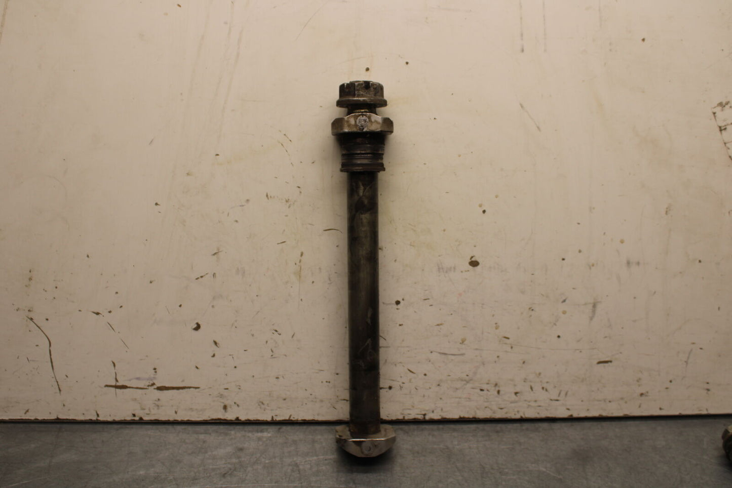 06-07 SUZUKI GSXR750 REAR AXLE BACK WHEEL RIM PIVOT BOLT AXEL 64711-49G10 BB670