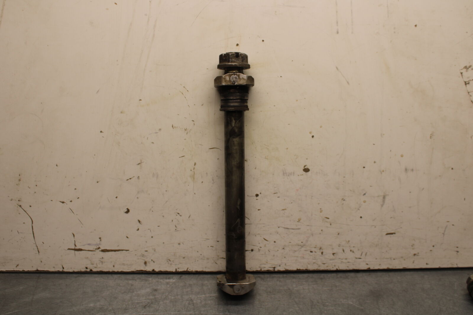 06-07 SUZUKI GSXR750 REAR AXLE BACK WHEEL RIM PIVOT BOLT AXEL 64711-49G10 BB670