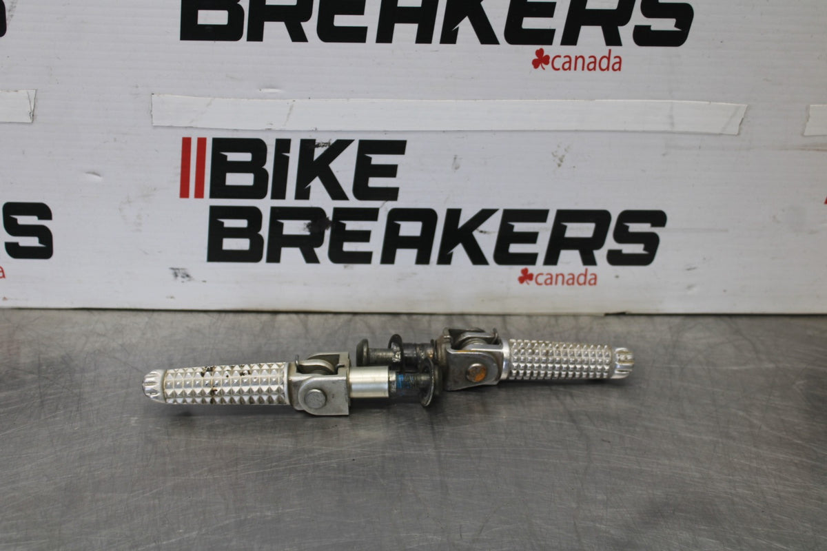 03 YAMAHA YZF R1 FRONT FOOT RESTS PEGS STEPS SET PAIR BB895