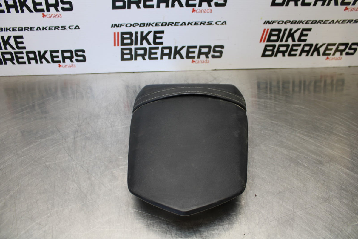 04-05 YAMAHA YZF R1 REAR BACK PASSENGER TANDEM SEAT PAD SADDLE PILLION BB173
