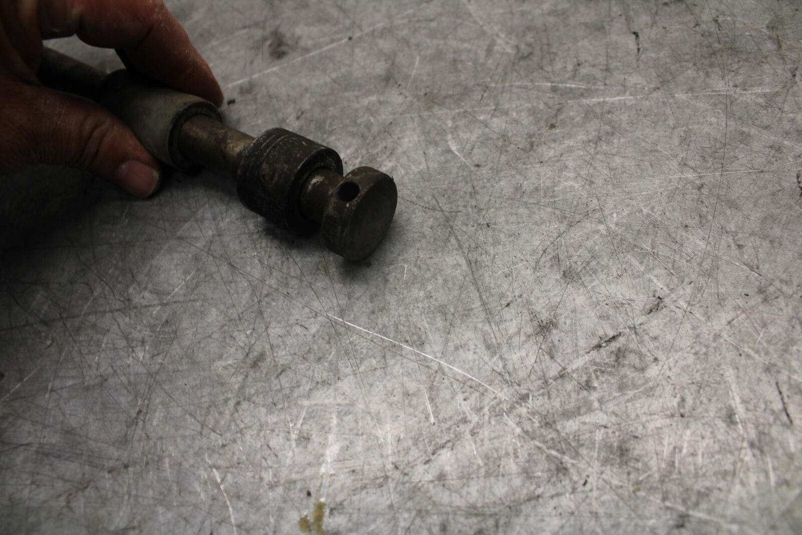 1982 Suzuki GS450L REAR AXLE BACK WHEEL RIM PIVOT BOLT AXEL 64711-3300V BB52