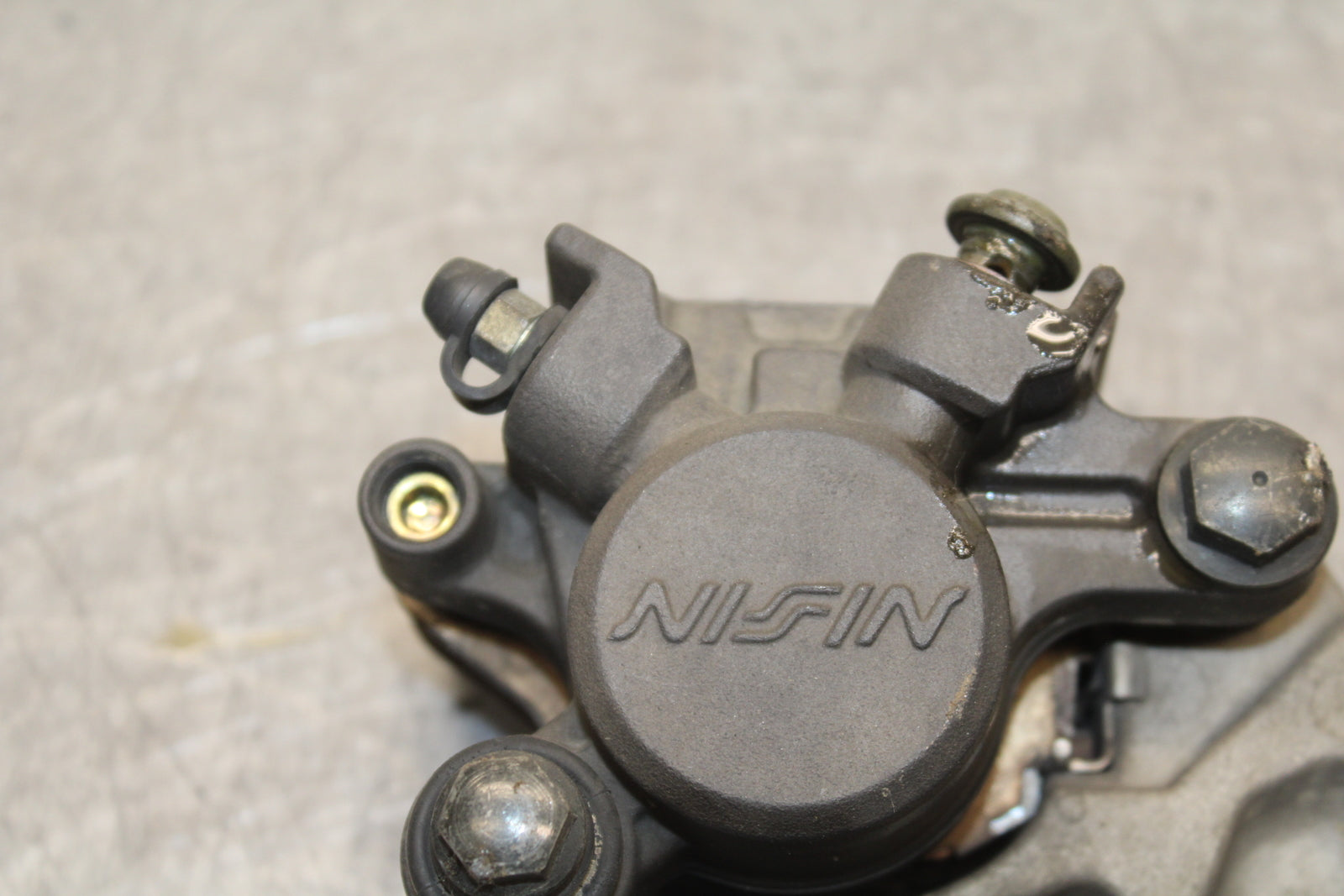 06 YAMAHA YZF R6 REAR BACK BRAKE CALIPER W MOUNT BRACKET BB716