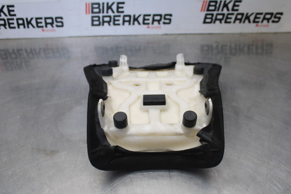 11-26 SUZUKI GSXR750 FRONT DRIVERS SEAT PAD SADDLE PILLION BB900-A