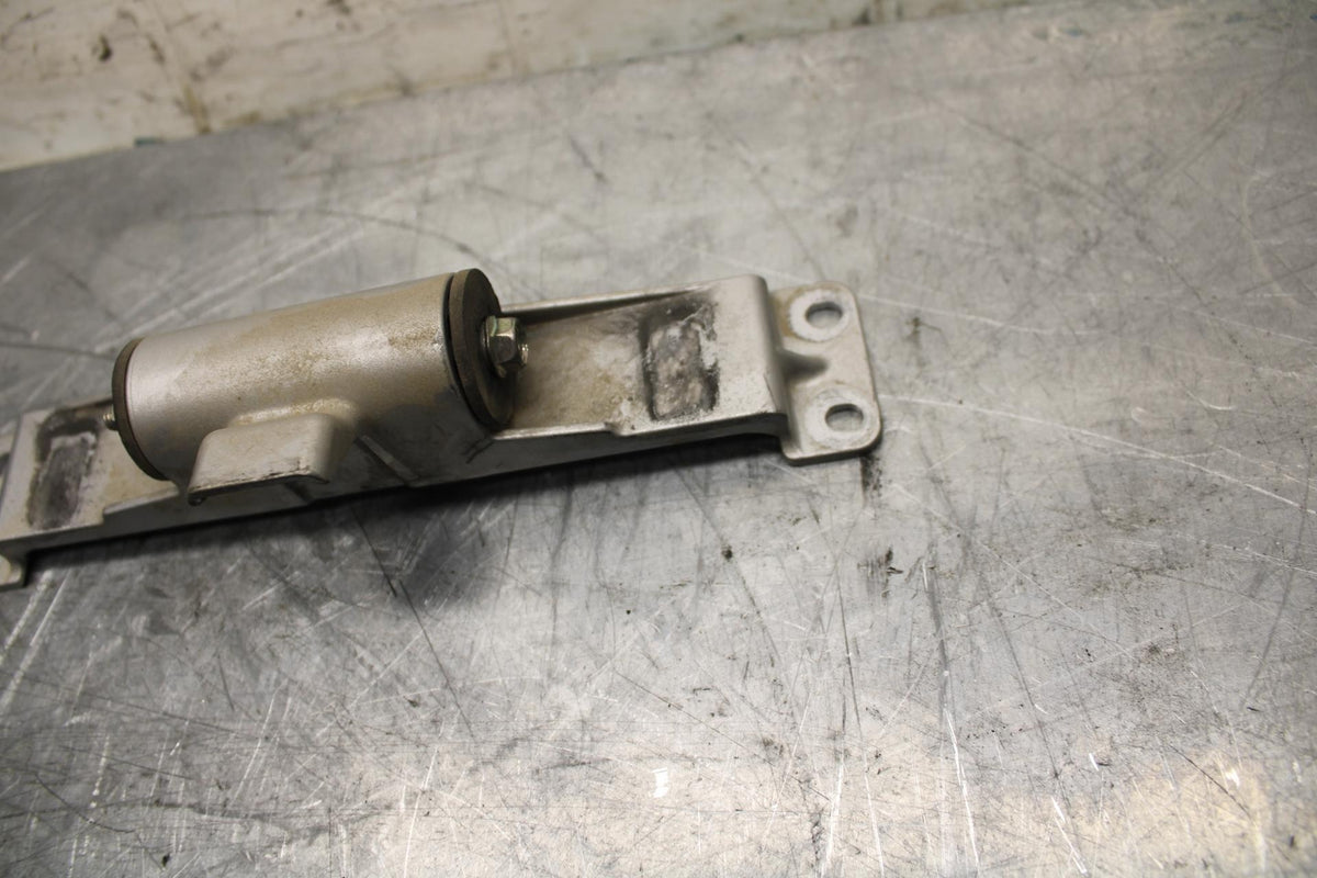 18 YAMAHA YZF R1  GAS TANK FUEL CELL PETROL RESERVOIR BRACKET MOUNT BB473