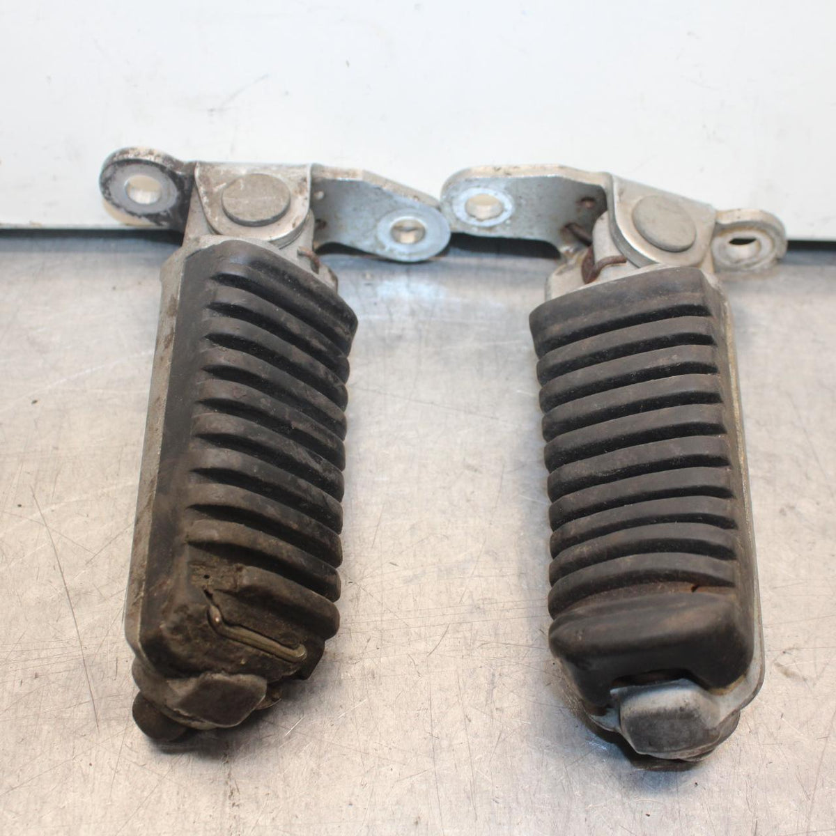 84-86 KAWASAKI GPZ900 FRONT FOOT RESTS PEGS STEPS SET PAIR BB84