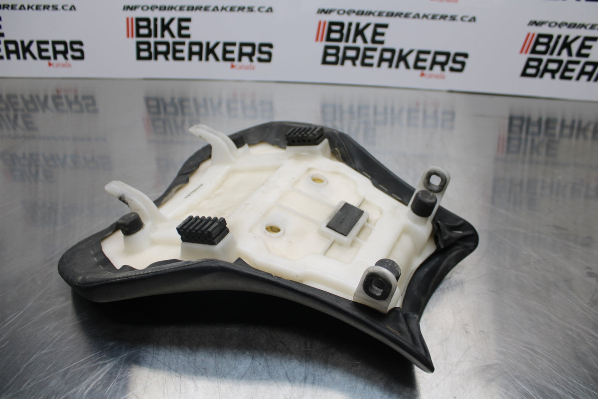 11 SUZUKI GSXR1000 FRONT DRIVERS SEAT PAD SADDLE PILLION BB142