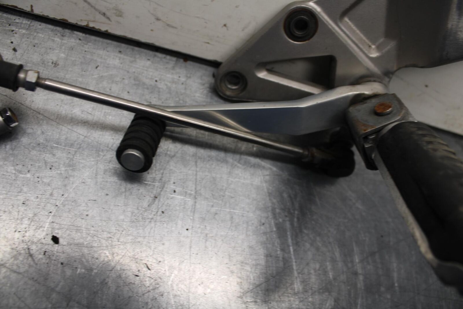1995 Suzuki RF600R LEFT REARSET REAR SET DRIVER FOOT PEG SHIFTER BB615