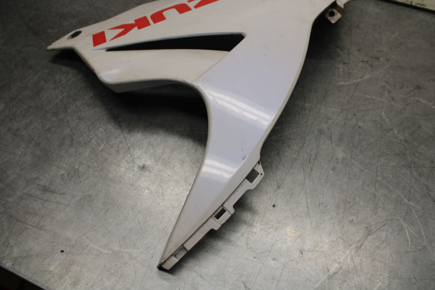 11-23 SUZUKI GSXR 750 LEFT LOWER BOTTOM BELLY SIDE FAIRING COWL BB499