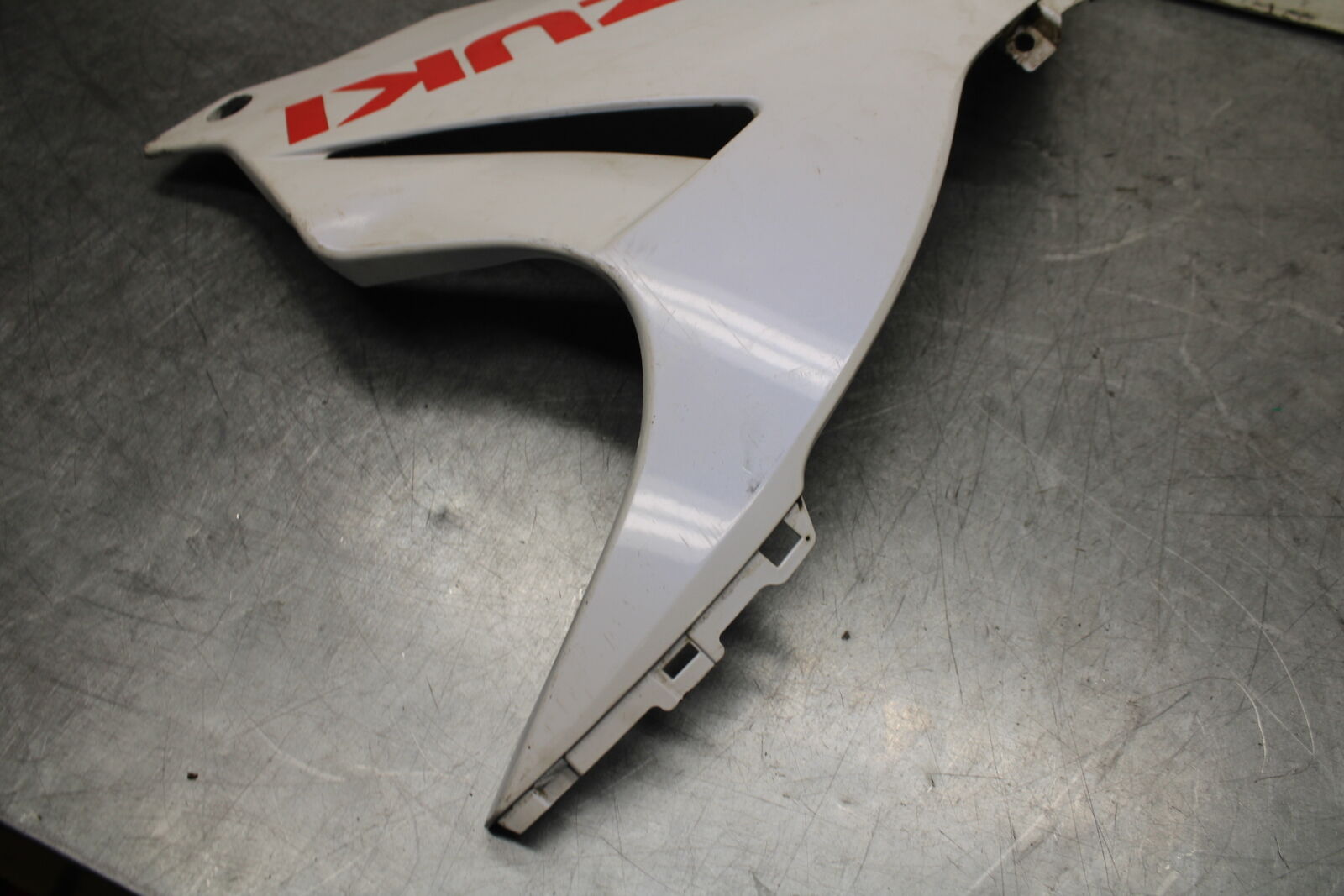 11-23 SUZUKI GSXR 750 LEFT LOWER BOTTOM BELLY SIDE FAIRING COWL BB499