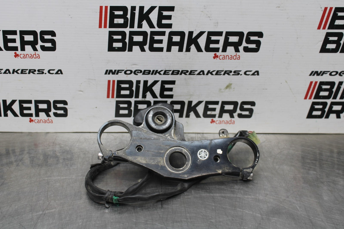 07 YAMAHA YZF R1 FORKS UPPER TRIPLE TREE CLAMP & IGNITION BB826