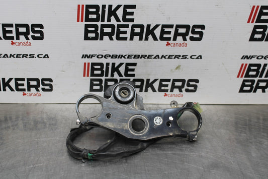 07 YAMAHA YZF R1 FORKS UPPER TRIPLE TREE CLAMP & IGNITION BB826
