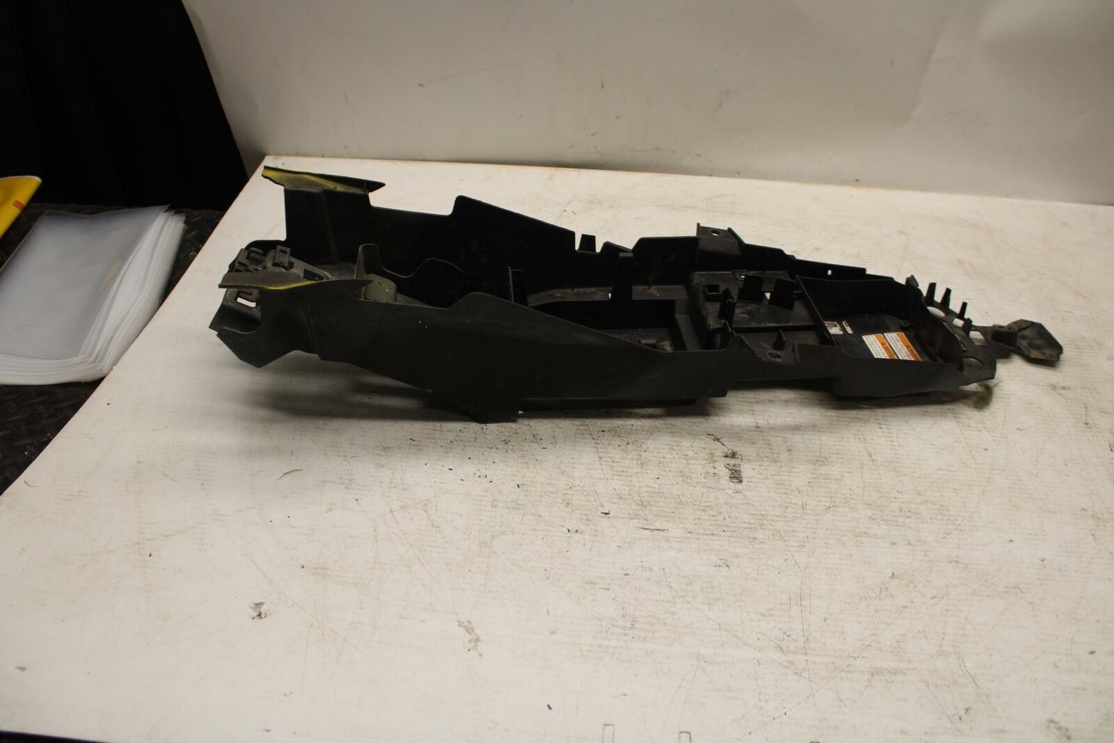 15 YAMAHA FZ09 REAR BACK TAIL UNDERTAIL BATTERY TRAY PLASTIC BB367