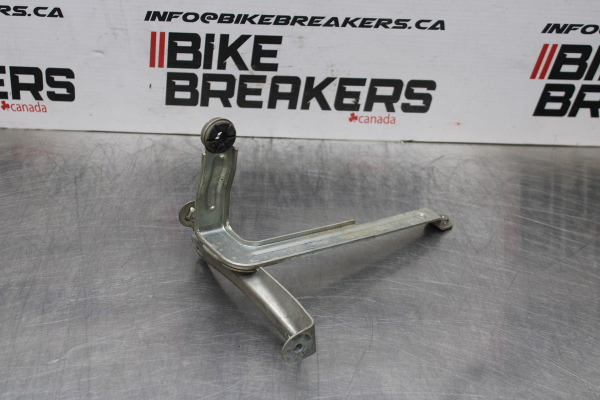 09 SUZUKI GSXR1000 OIL COOLER MOUNTING BRACKET MOUNT SUPPORT BB777