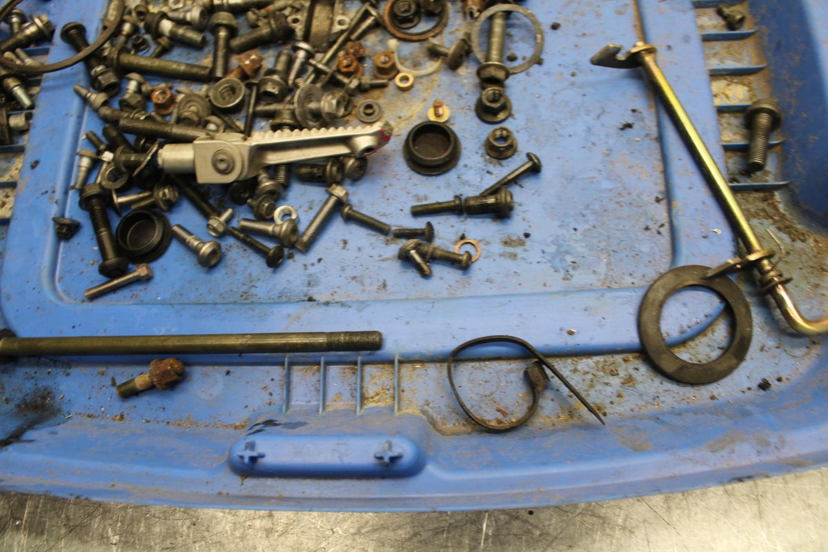 2003 Yamaha YZF R6 LEFTOVER MOUNTING BOLTS HARDWARE MOTOR SCREWS BB539