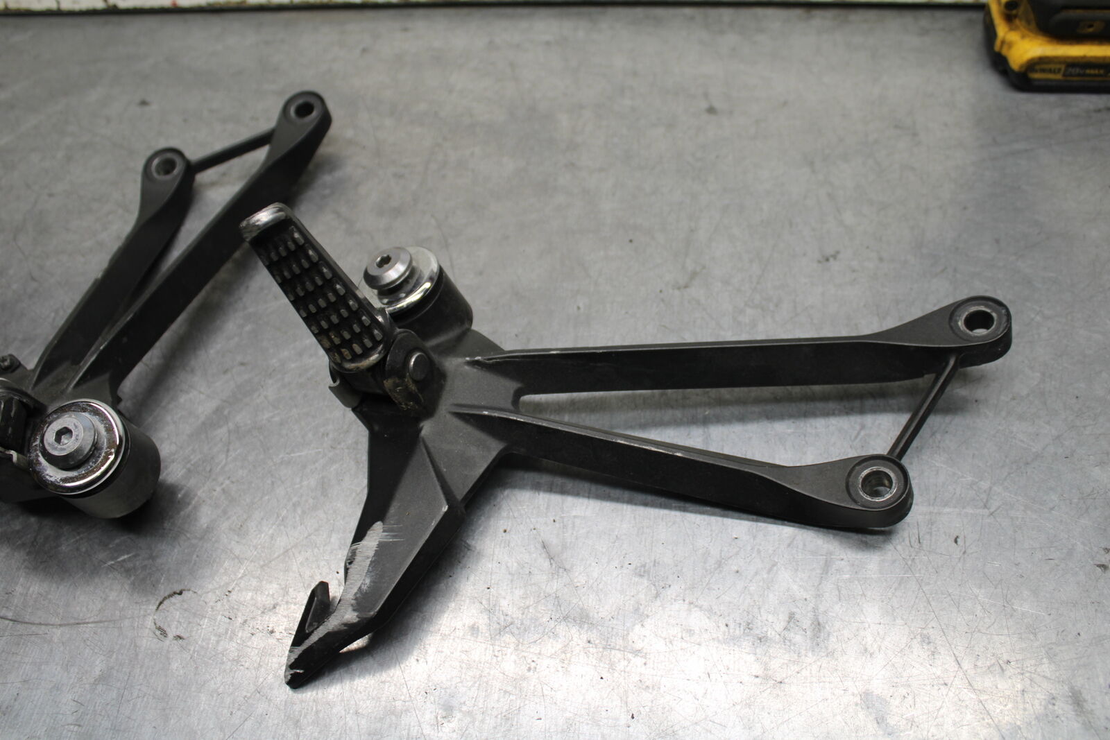 12-13 KAWASAKI Z1000 REAR BACK PASSENGER PEG SET PAIR BB743