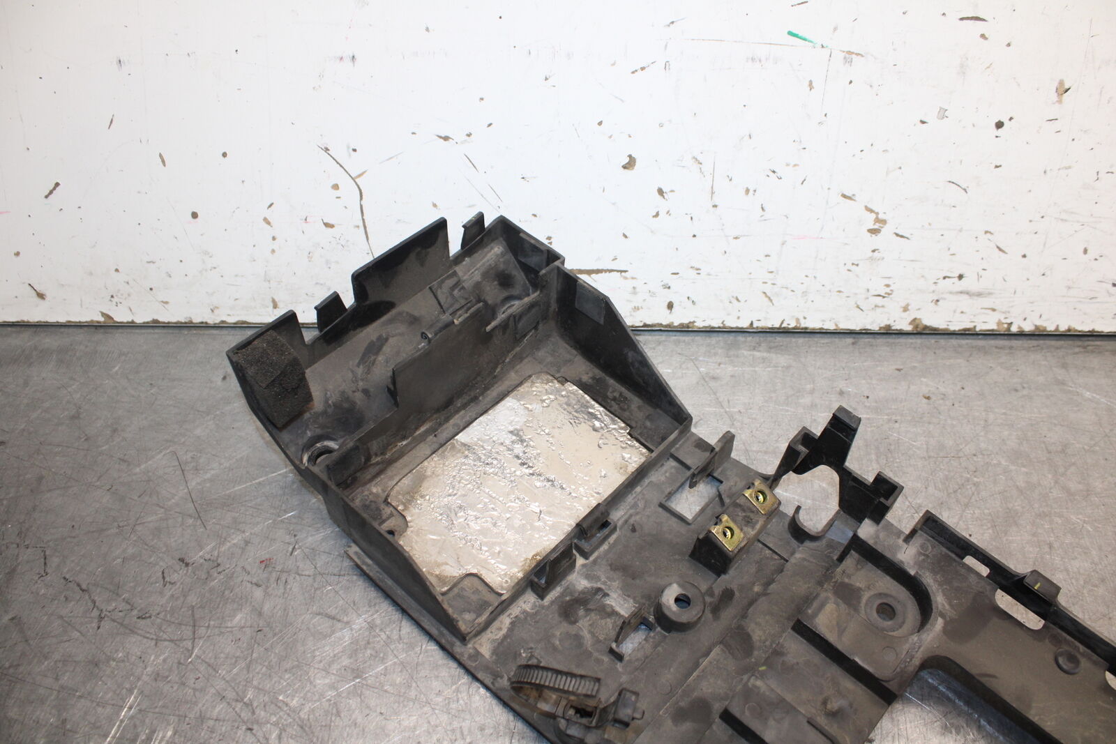 06 YAMAHA YZF R6 REAR BACK TAIL UNDERTAIL BATTERY TRAY PLASTIC BB716