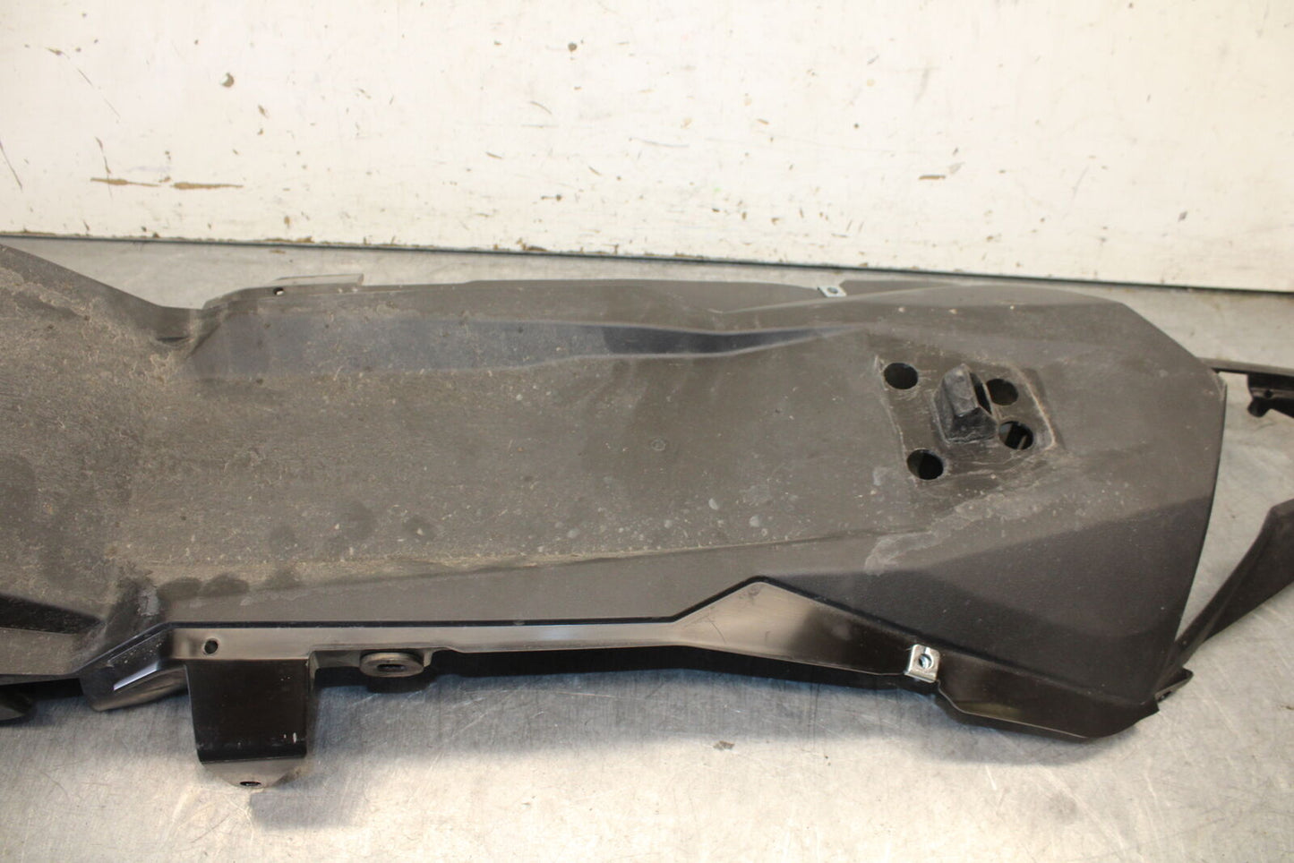 18-23 KAWASAKI NINJA 400 REAR BACK TAIL UNDERTAIL BATTERY TRAY PLASTIC BB679