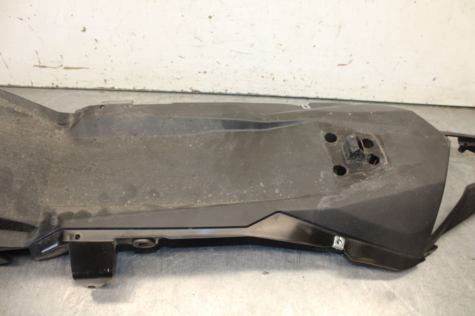 18-23 KAWASAKI NINJA 400 REAR BACK TAIL UNDERTAIL BATTERY TRAY PLASTIC BB679
