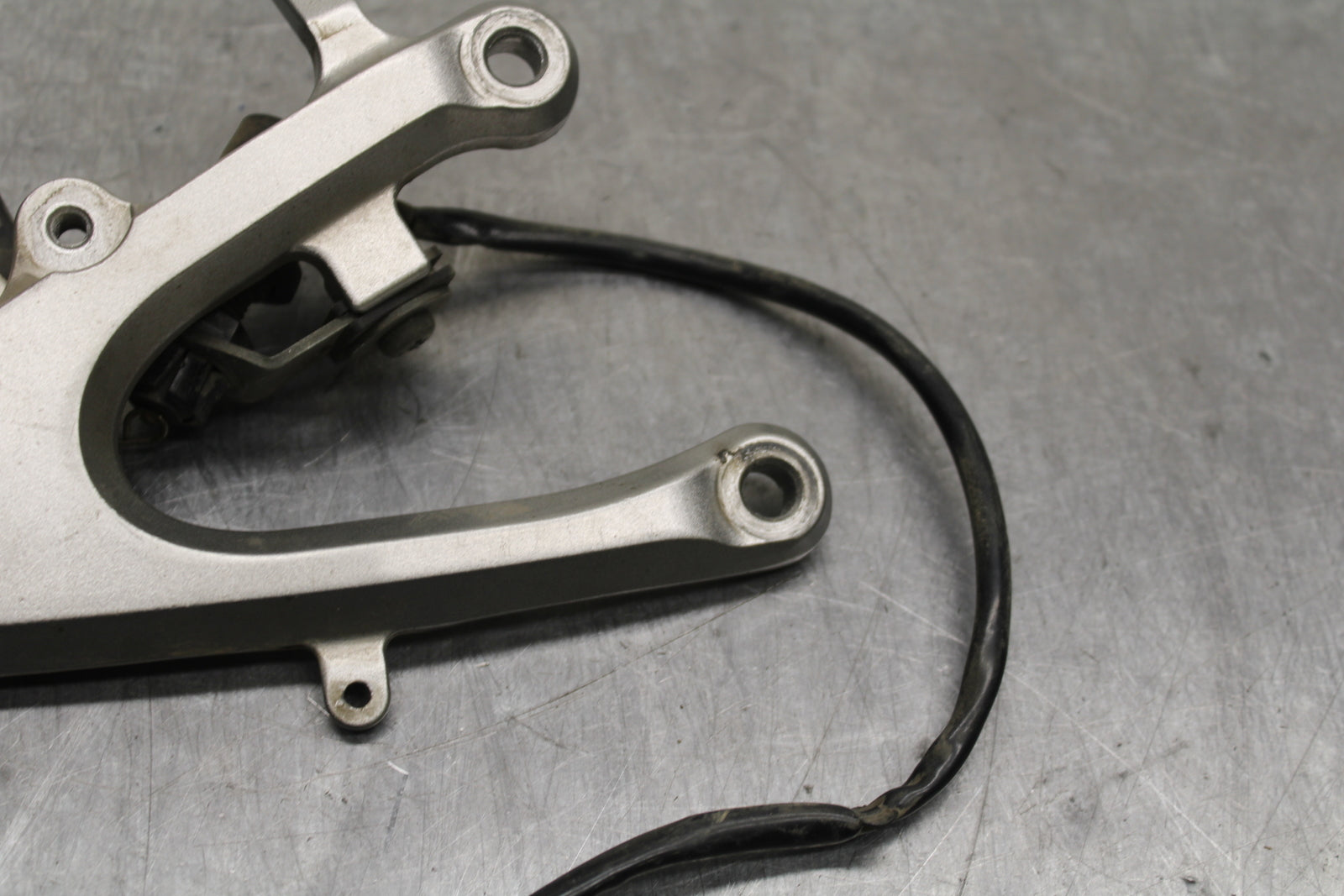 04-05 YAMAHA YZF R1 RIGHT REARSET REAR SET DRIVER FOOT PEG BRACKET MOUNT BB131