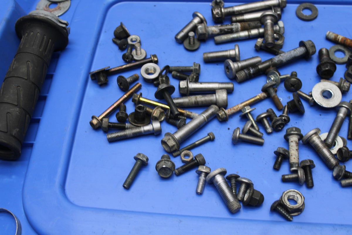 06 KAWASAKI Z750 BOLTS HARDWARE MOTOR SCREWS BB837