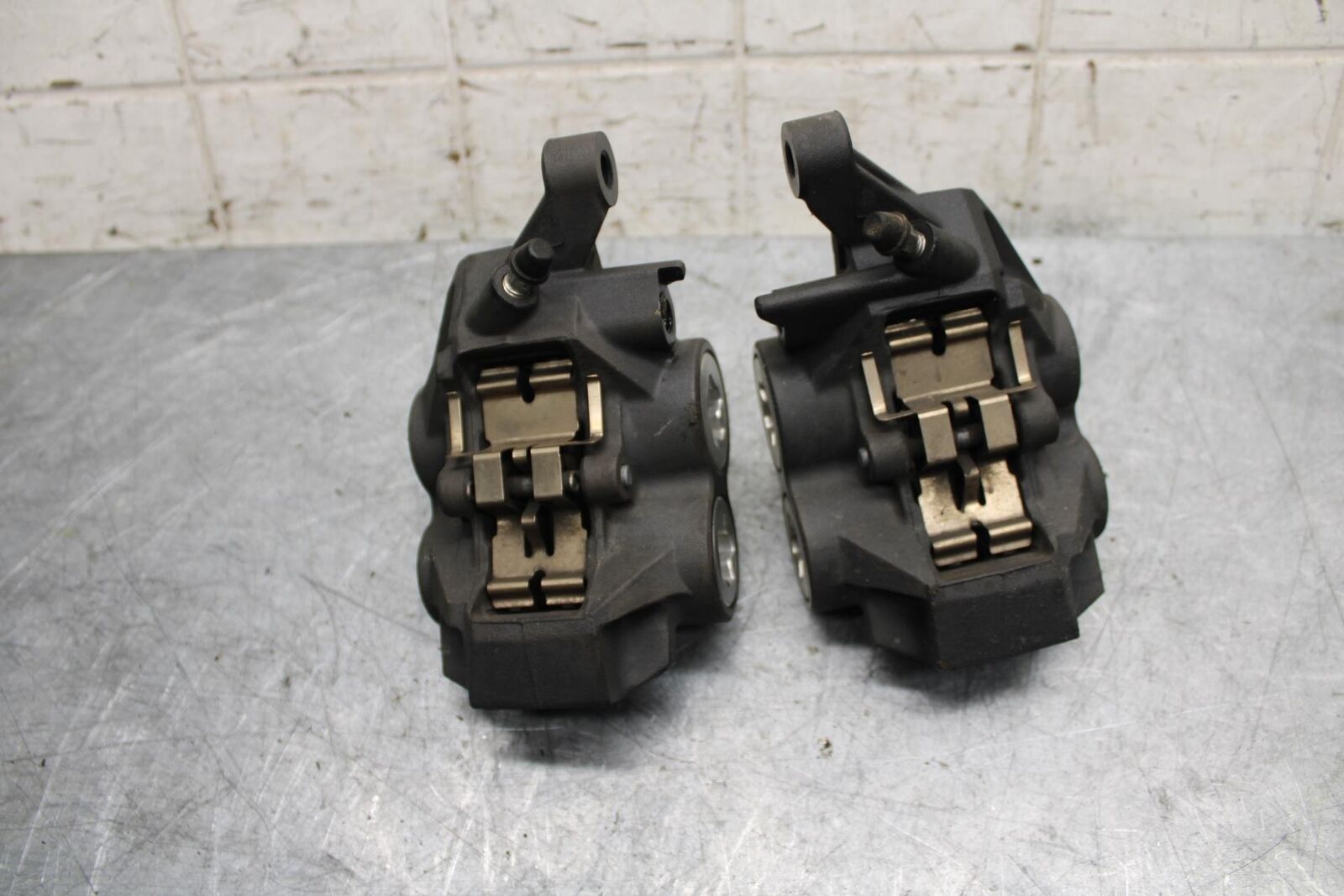 2015 Yamaha FZ07 RIGHT LEFT FRONT BRAKE CALIPER SET PAIR CALIPERS BB531