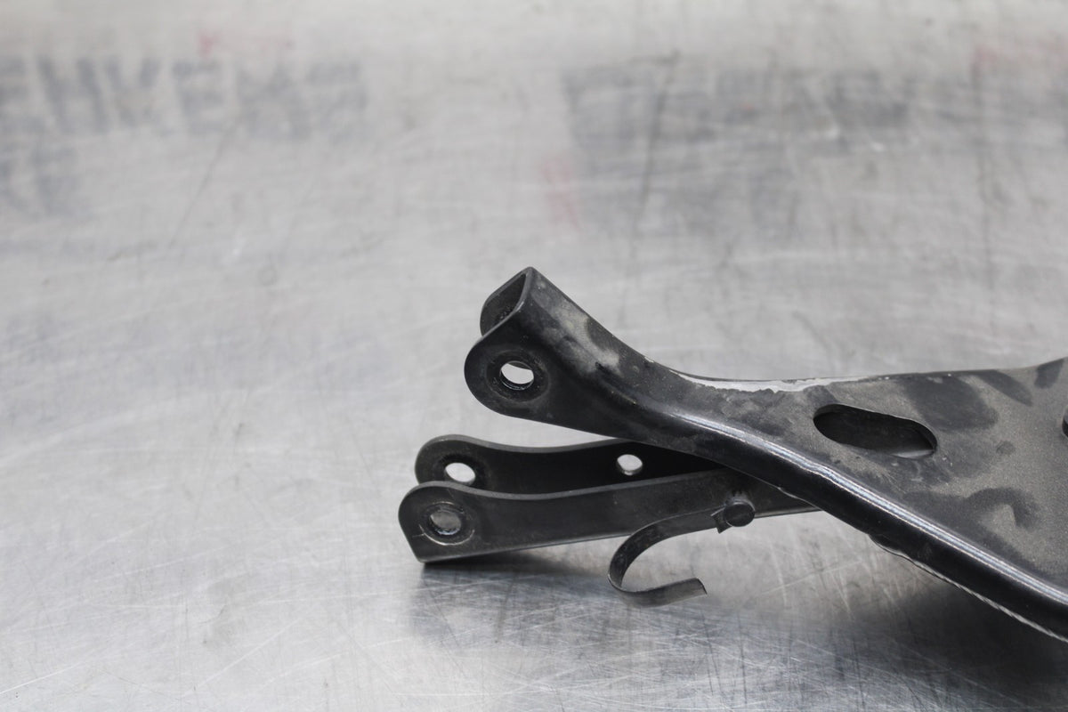 98 KAWASAKI NINJA ZX6 UPPER GAUGES STAY BRACKET BB870
