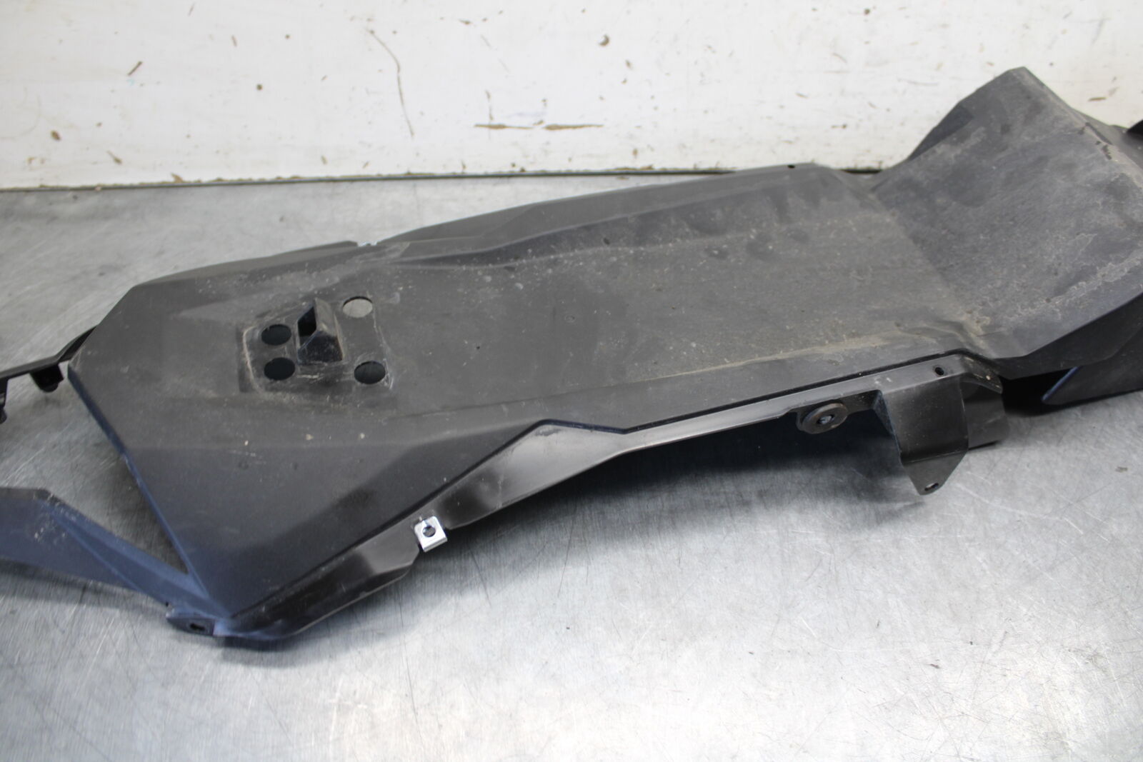18-23 KAWASAKI NINJA 400 REAR BACK TAIL UNDERTAIL BATTERY TRAY PLASTIC BB679
