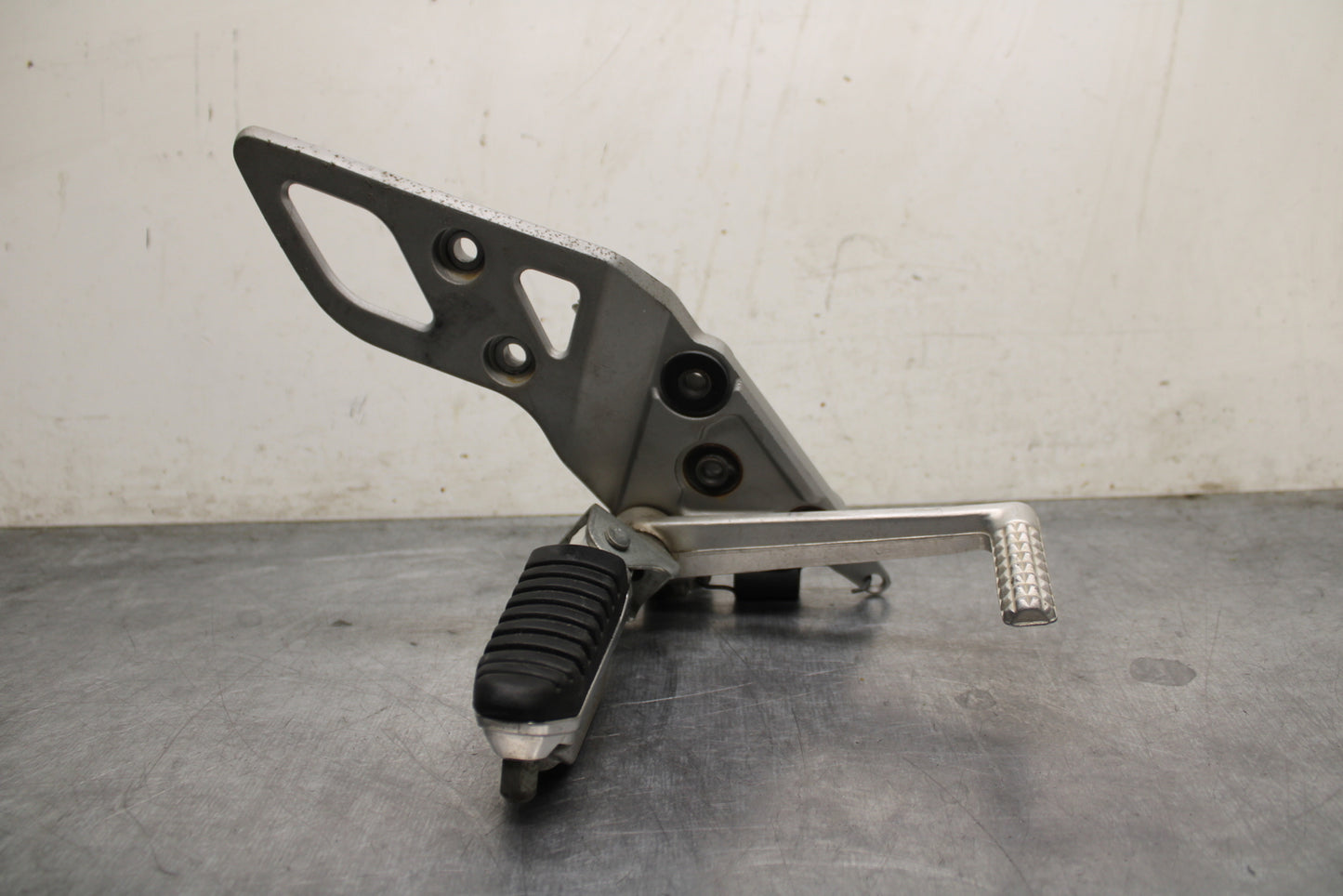 13-16 SUZUKI BANDIT 1250S ABS RIGHT REARSET DRIVER FOOT PEG REST STOP BB134