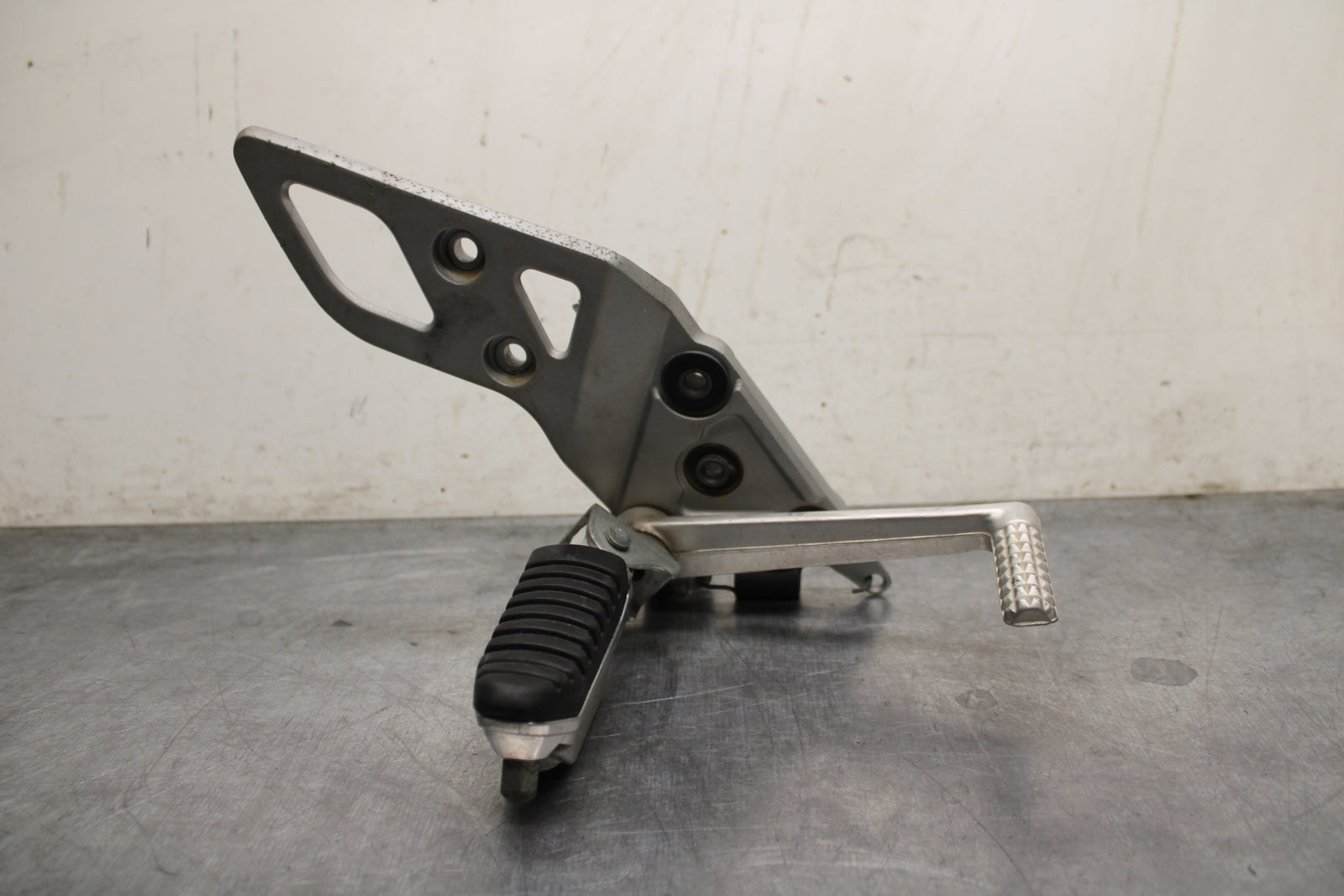 13-16 SUZUKI BANDIT 1250S ABS RIGHT REARSET DRIVER FOOT PEG REST STOP BB134
