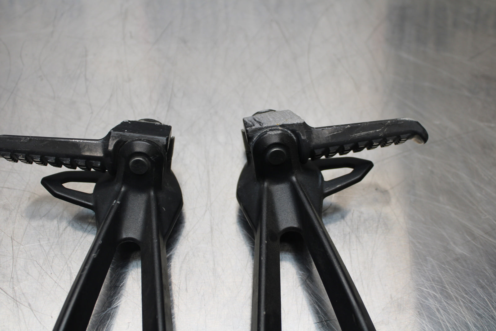 13-17 KAWASAKI NINJA ZX6R ZX636 ABS REAR BACK PASSENGER PEG SET PAIR BB143