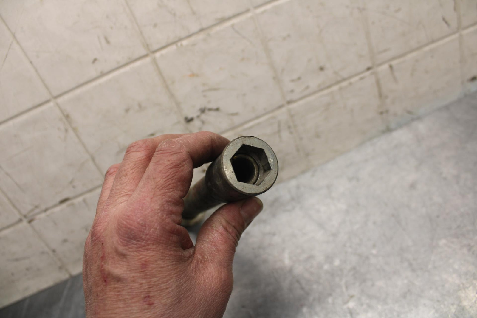 2004 Kawasaki Ninja ZX6RR ZX600M FRONT WHEEL RIM AXLE PIVOT BOLT BB43